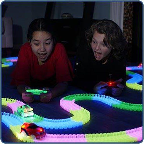Magic Tracks RC Racer Mega Set inkl. 2 Autos Rennbahn leuchtet Auto Spielzeug Kind Indoor Zuhause Deheimu Geschenk Kind Junge Weihnachten Baby & Kind 3